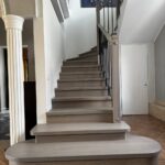 Обшивка бетонной лестницы ясенем с разворотом на 180